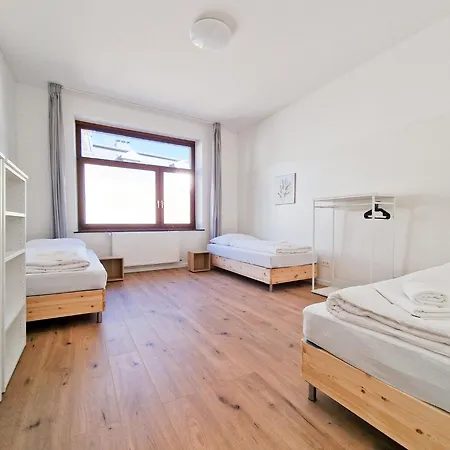 Raj Living - 280m2 Haus Mit 10 Schlafzimmern - Waschmaschine - Trockner - Innenhof Apartment