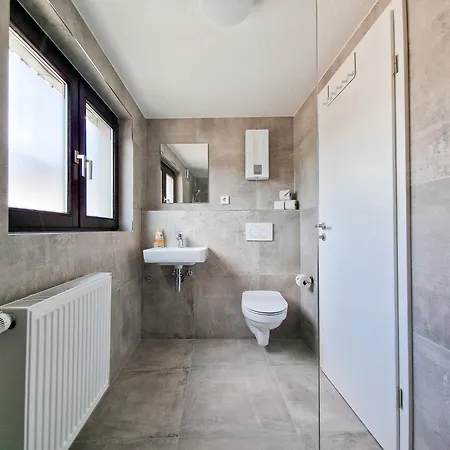 Raj Living - 280m2 Haus Mit 10 Schlafzimmern - Waschmaschine - Trockner - Innenhof Viersen