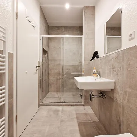 Tolstov House - Stadthaus - 10 Schlafzimmer * Viersen