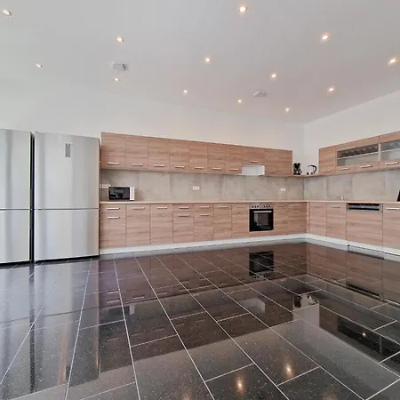 Raj Living - 280m2 Haus Mit 10 Schlafzimmern - Waschmaschine - Trockner - Innenhof