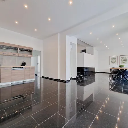 Tolstov House - Stadthaus - 10 Schlafzimmer Viersen