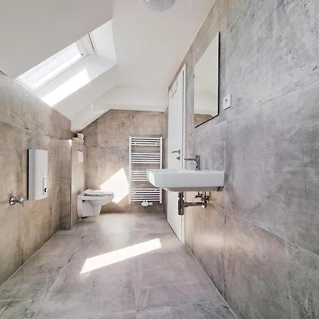 Tolstov House - Stadthaus - 10 Schlafzimmer Apartament *