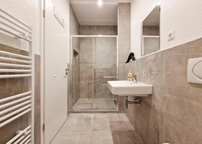 Tolstov House - Stadthaus - 10 Schlafzimmer * Viersen