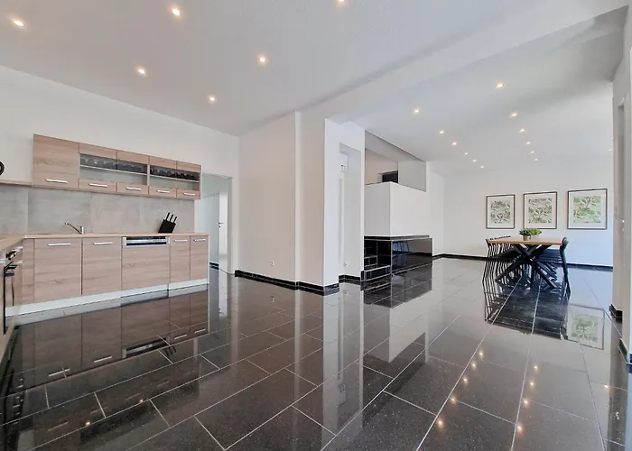 Tolstov House - Stadthaus - 10 Schlafzimmer Viersen