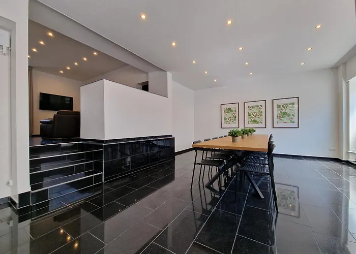 Tolstov House - Stadthaus - 10 Schlafzimmer Viersen